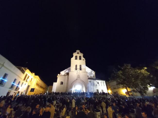 Zambomba en la fachada de la plaza de San Lucas