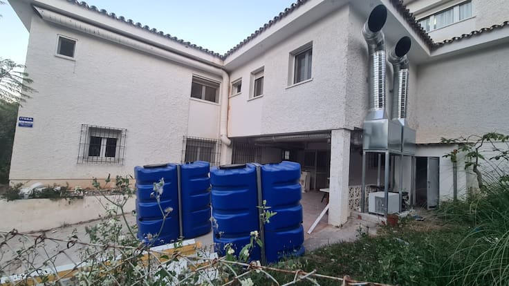 Se paraliza el traslado de migrantes al centro de acogida de Churriana. Urbanismo abre expediente de infracción al promotor de las obras