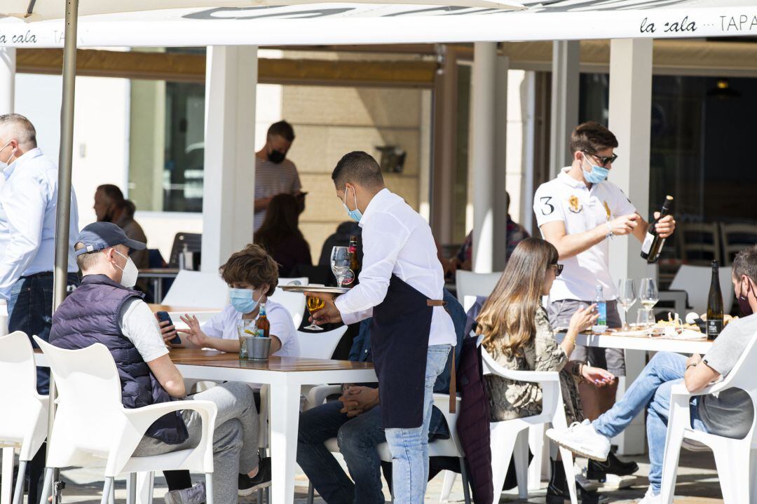 Varias personas en una terraza