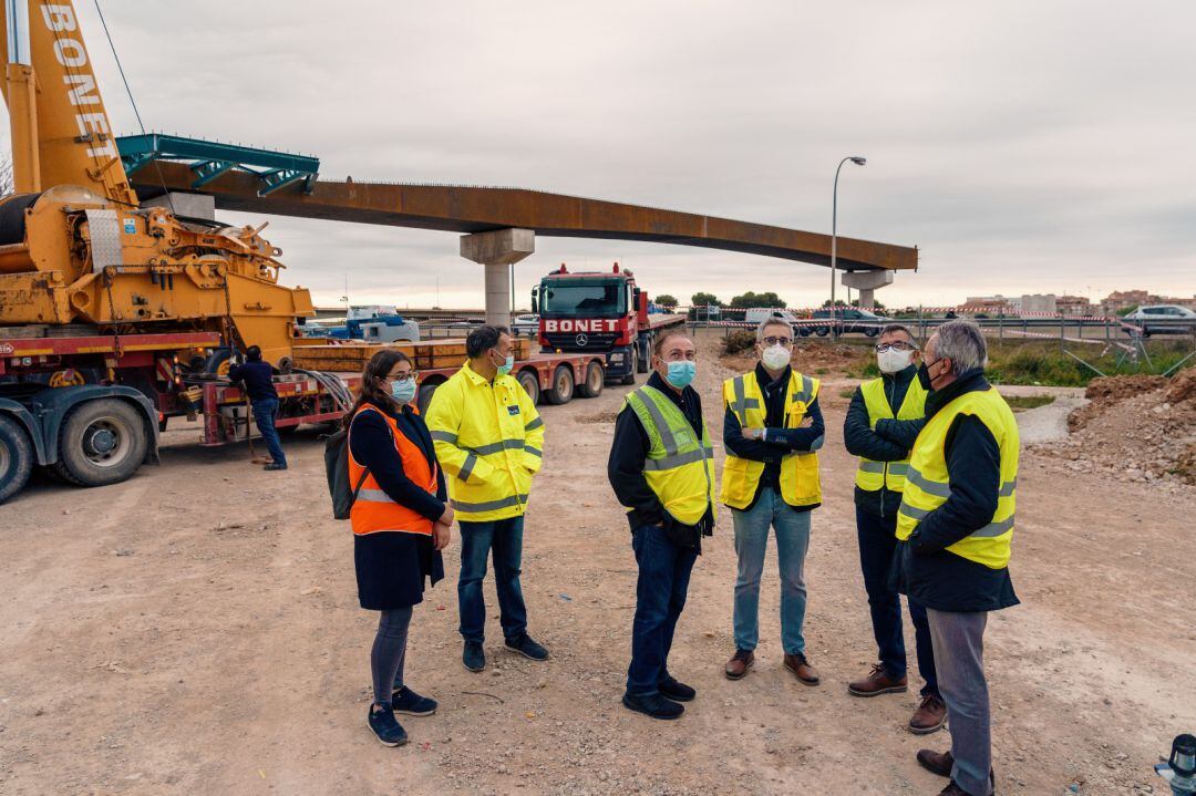 El conseller de Obras Públicas, Arcadi España, en la visita a las obras de la nueva pasarela ciclopeatonal sobre la V-30