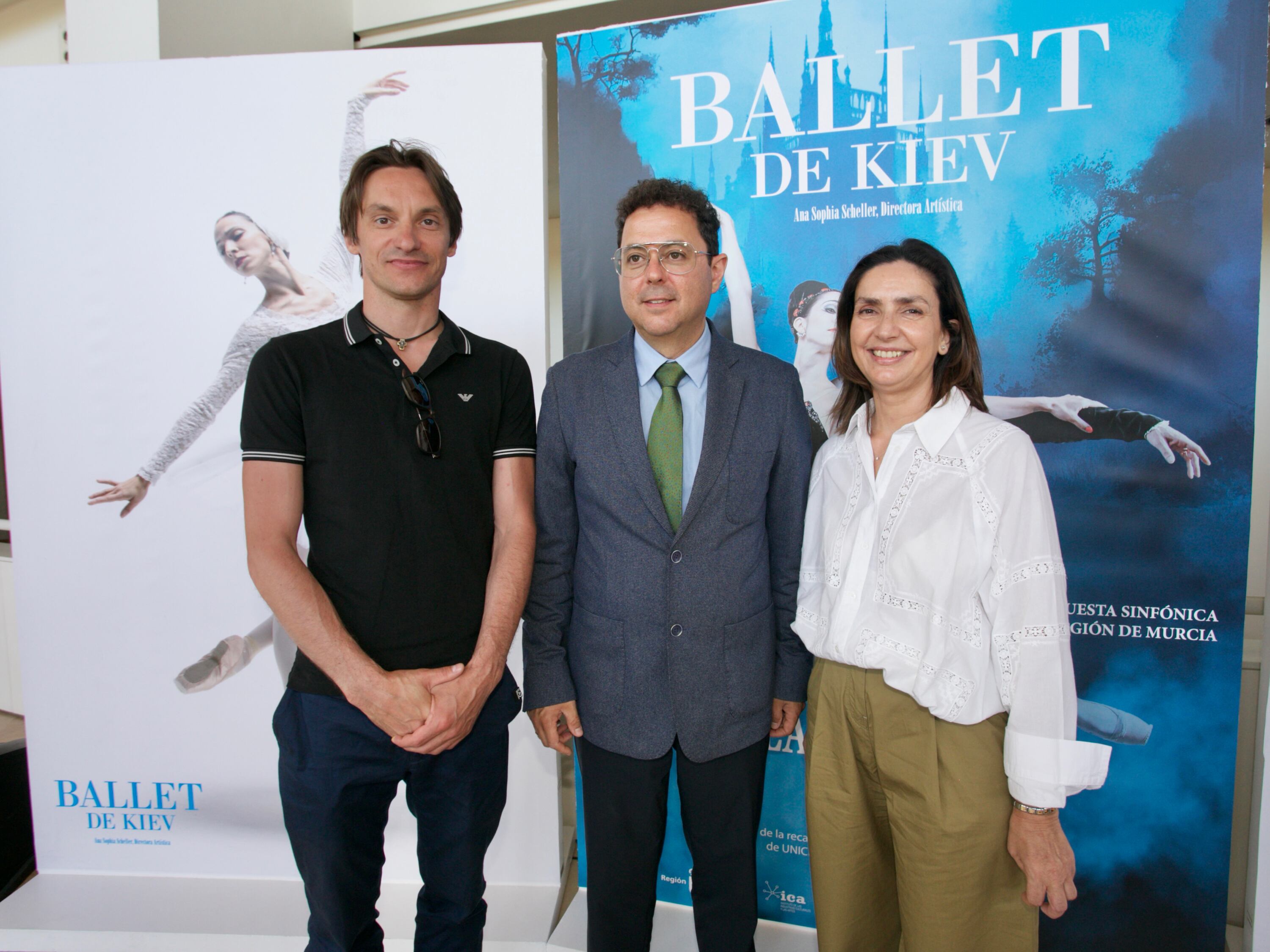 MURCIA, 25/05/2022.- El director del Ballet de Kiev, Viktor Ishchuk (i), junto a la vicepresidenta de UNICEF Comité Murcia, Carolina Olivares (d), y el director del ICA, Manuel Cebrián (c), presenta este miércoles la gala destinada a recaudar fondos a beneficio del programa &quot;Emergencia en Ucrania&quot; de UNICEF con el ballet de Kiev y la Orquesta Sinfónica de la Región de Murcia. EFE/ Juan Carlos Caval
