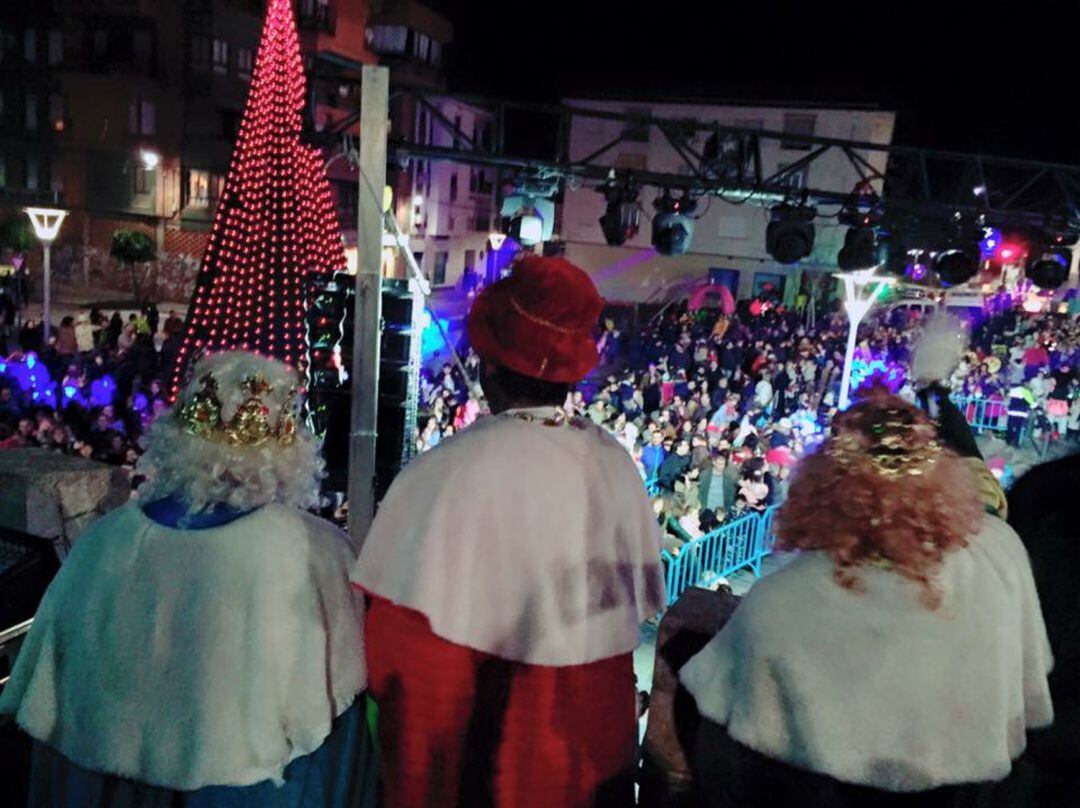 Los Reyes Magos saludando a los niños en la Plaza Mayor de Plasencia en 2017