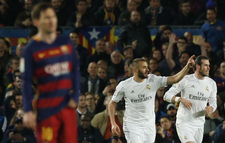 Benzema celebra su gol en el Camp Nou