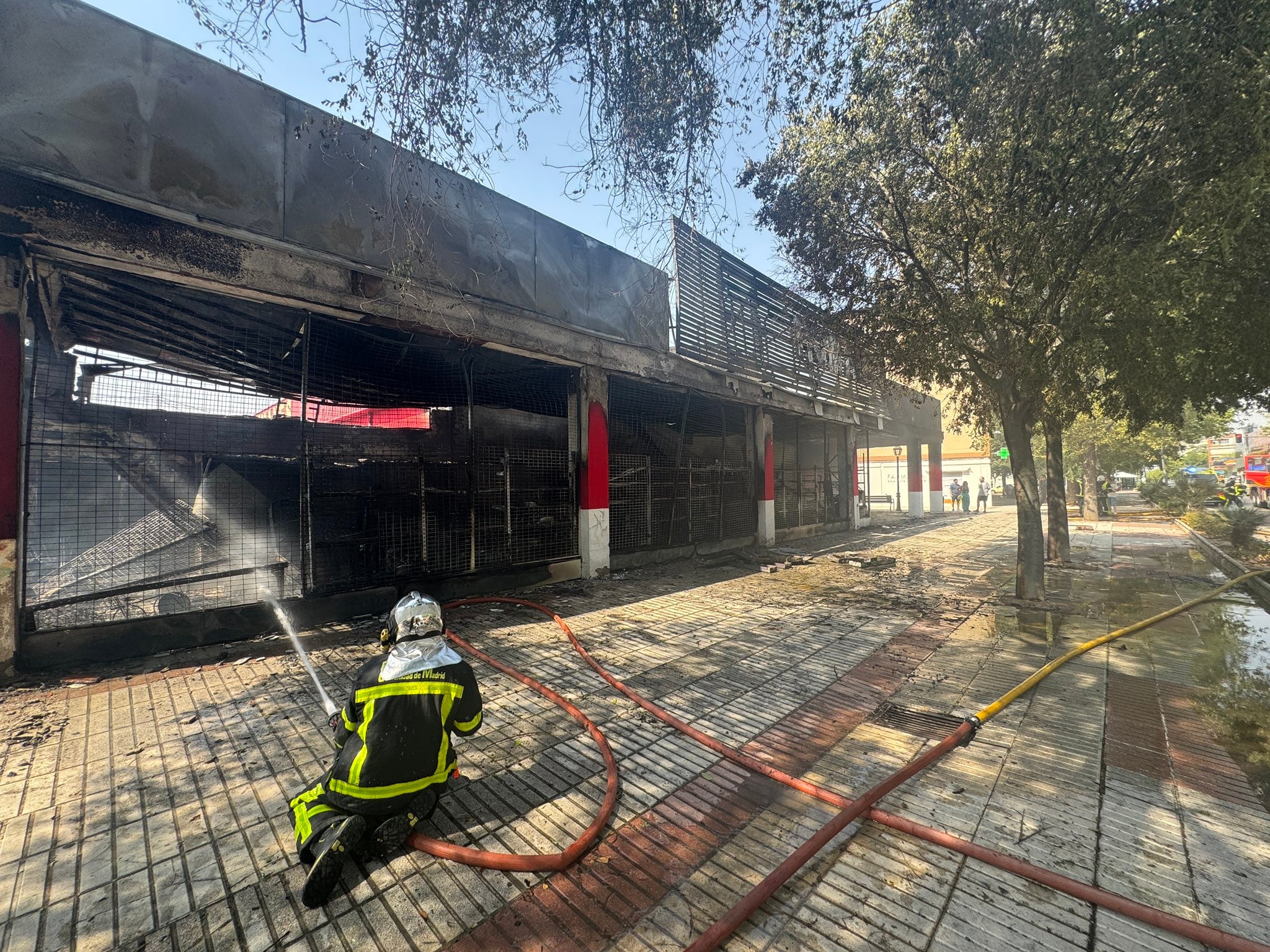 El incendio de pasto en Humanes afectó a la fachada de una nave