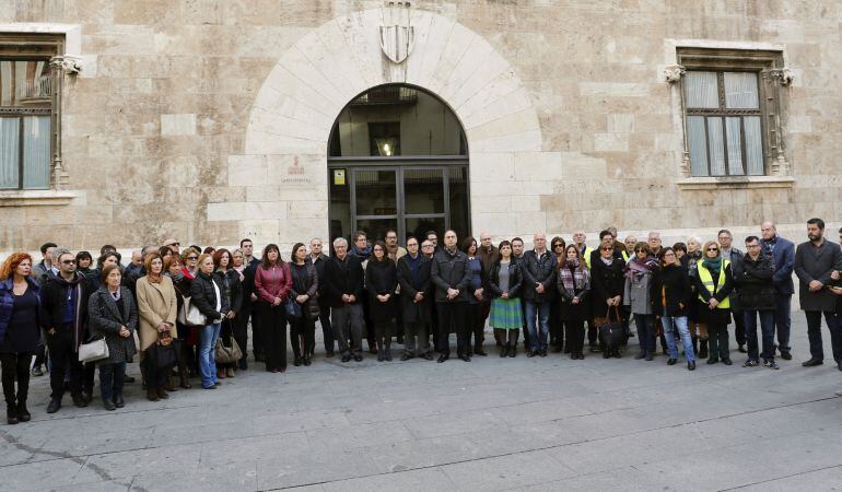 La Generalitat y el Ayuntamiento de Valencia se concentran en repulsa por el primer crimen de violencia machista de este año en la capital valenciana, el de una mujer de 73 años acuchillada supuestamente por su marido, que posteriormente se suicidó