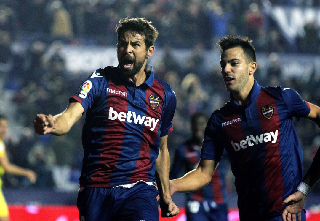 El defensa del Levante UD. Jorge Andújar "Coke" celebra su gol, segundo del equipo ante el Girona