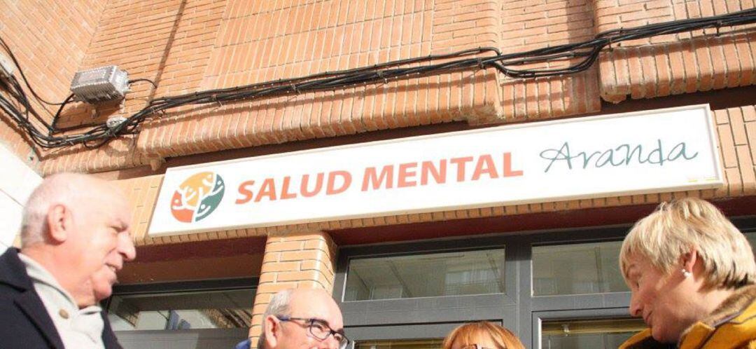 Miembros de la junta directiva a la entrada de la sede