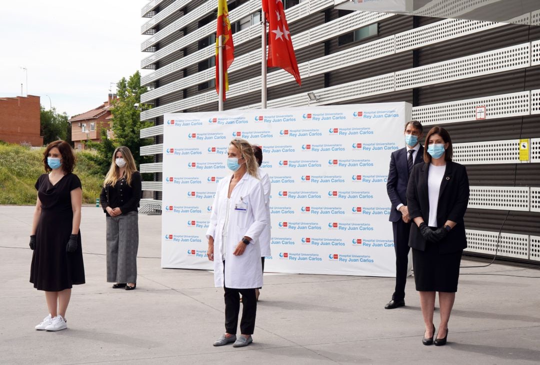 La presidenta de la Comunidad de Madrid y la alcaldesa de Móstoles durante el minuto de silencio ante las puertas del Hospital Universitario Rey Juan Carlos