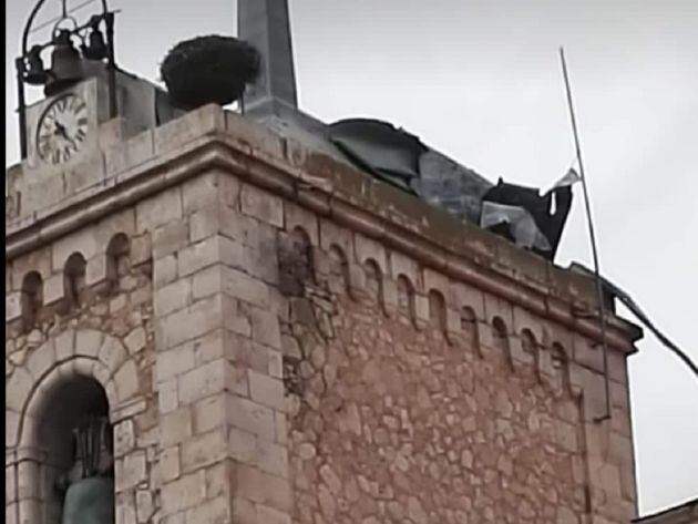 Las tejas de pizarra de la iglesia de Roa se despegaron del tejado