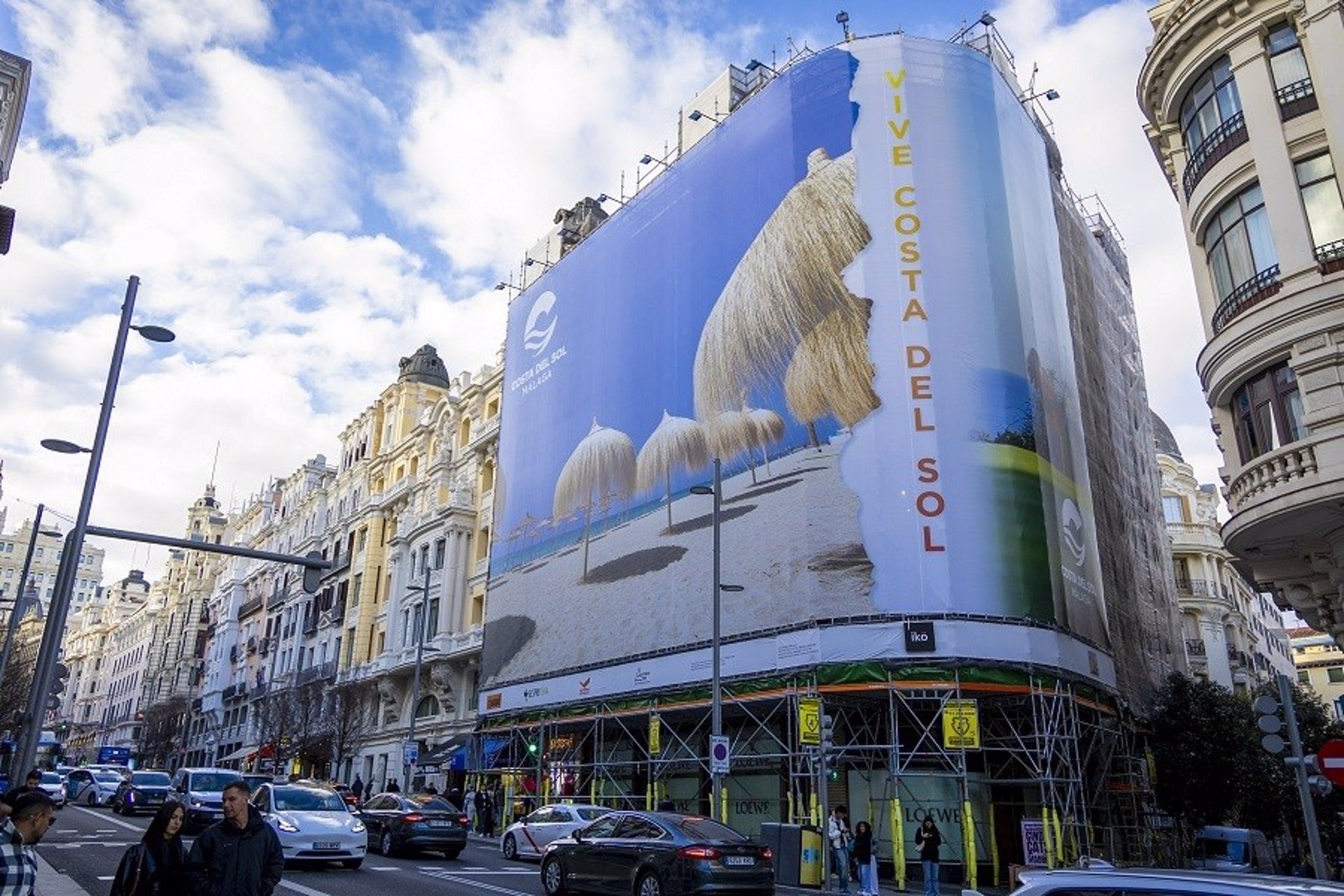 Lona desplegada en el centro de Madrid con la campaña de promoción de la Costa del Sol