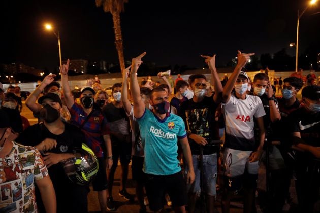 Aficionados pidiendo la dimisión de Bartomeu en el Camp Nou