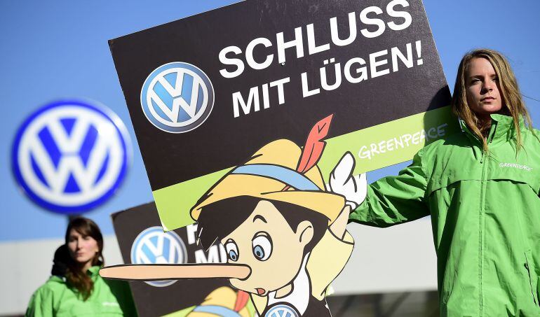 Protesta de miembros de Greenpeace ante la sede de Volkswagen