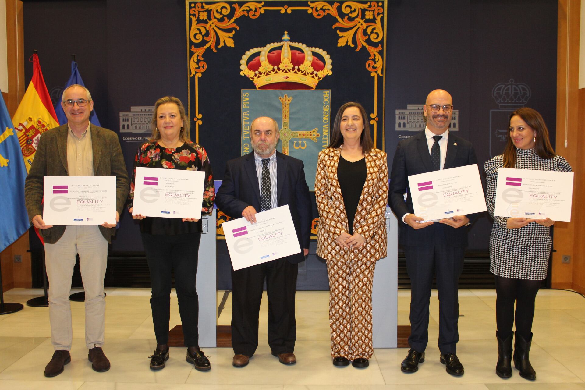 De izquierda a derecha, Joaquín Aurelio Rodríguez, subdirector de la Fundación Laboral de la Construcción; Maria Piedad González, directora de Mentiona Formación; José María García, gerente del Centro de Formación Ambiental de Asturias: Nuria Varela, directora general de Igualdad: Humberto Rodríguez, vicerrector del Área de Igualdad de la Universidad de Oviedo, y Celia Gabarri, responsable del Área de Igualdad de Género de la Fundación Secretariado Gitano.