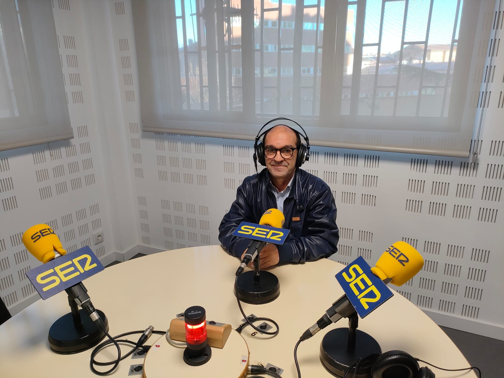 Juan Carlos Díez, presidente de ARESO, la Asociación de Alcohólicos Rehabilitados de Soria, en los estudios de SER Soria.