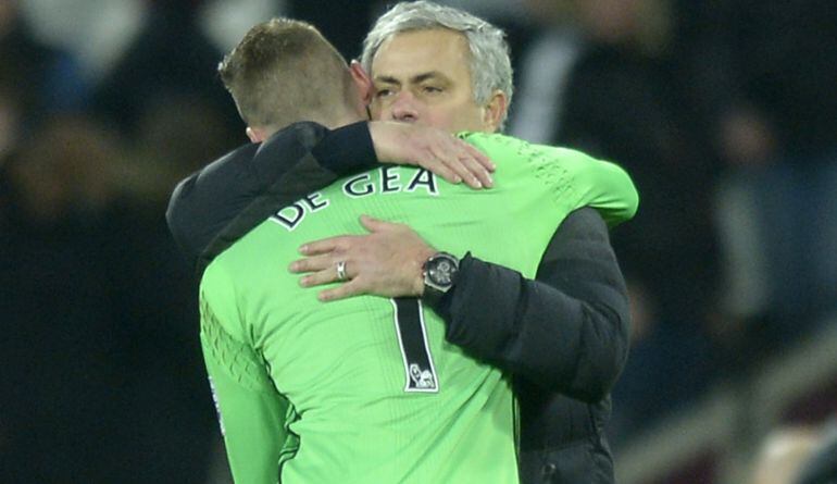 De Gea y Mourinho se abrazan tras un partido del United.