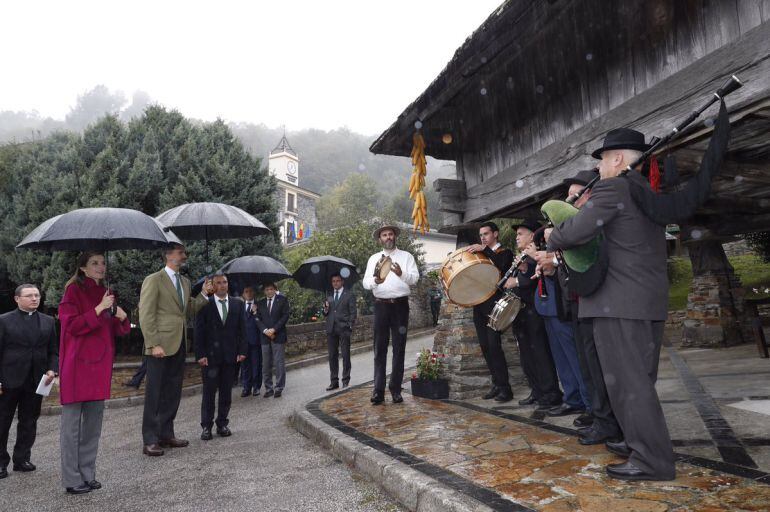 Los Reyes durante su visita a Los Oscos, Pueblo Ejemplar de Asturias 2016