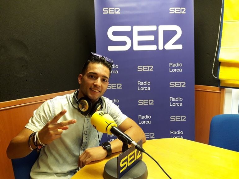 Juanfran Guevara en los estudios de Radio Lorca.