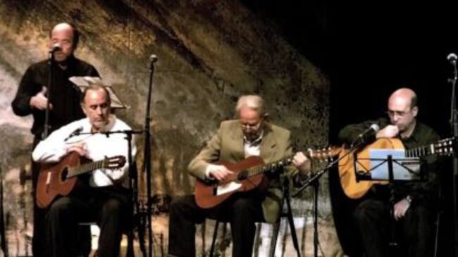 Pedro Herrero (de pie) es uno de los dos homenajeados