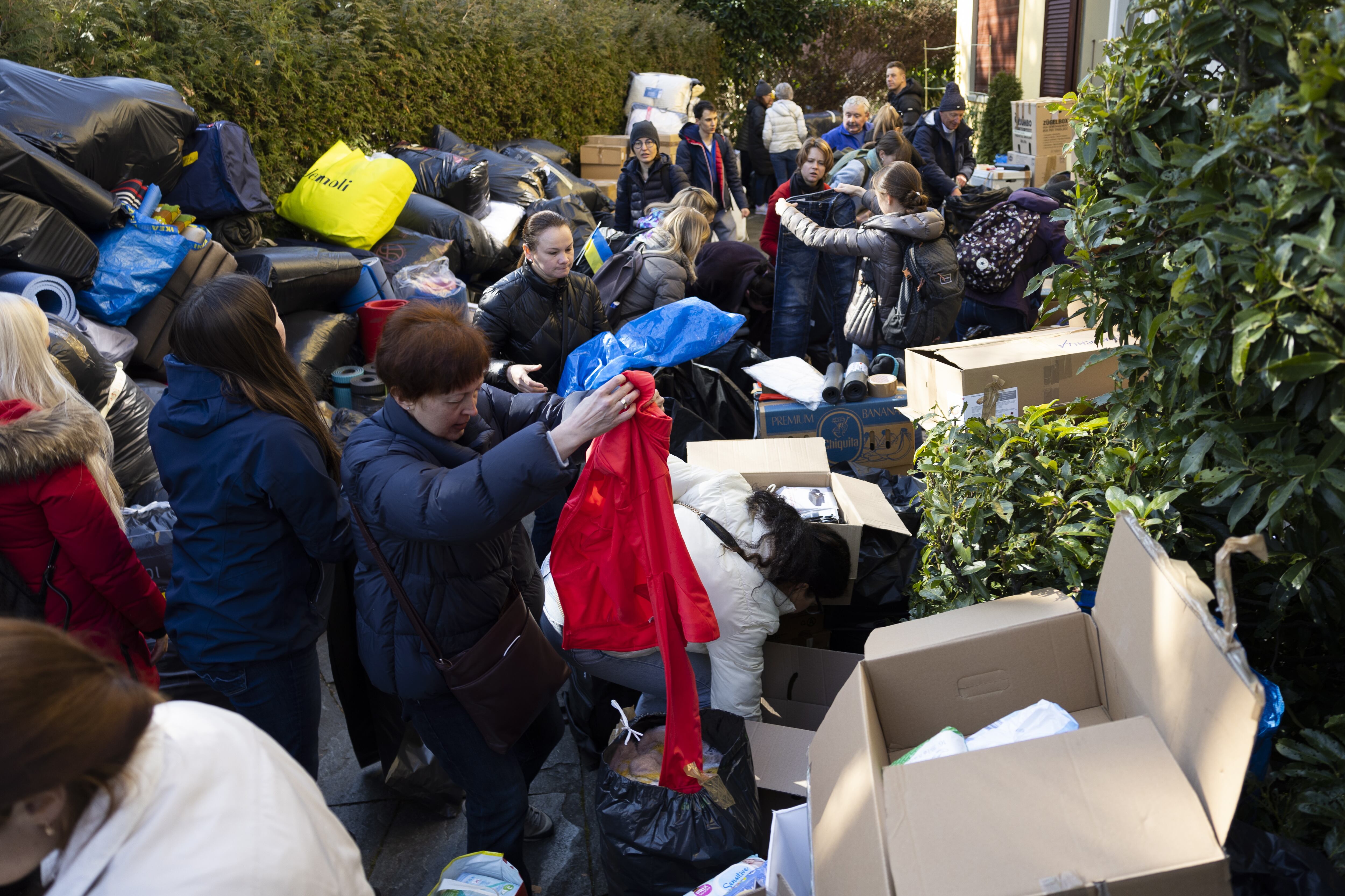 Bern (Switzerland Schweiz Suisse), 02/03/2022.- Volunteers sort and load donated relief goods into boxes and bags, in front of the Ukrainian Embassy in Bern, Switzerland, 02 March 2022. Russian troops entered Ukraine on 24 February prompting the country&#039;s president to declare martial law and triggering a series of announcements by Western countries to impose severe economic sanctions on Russia. (Rusia, Suiza, Ucrania) EFE/EPA/PETER KLAUNZER
