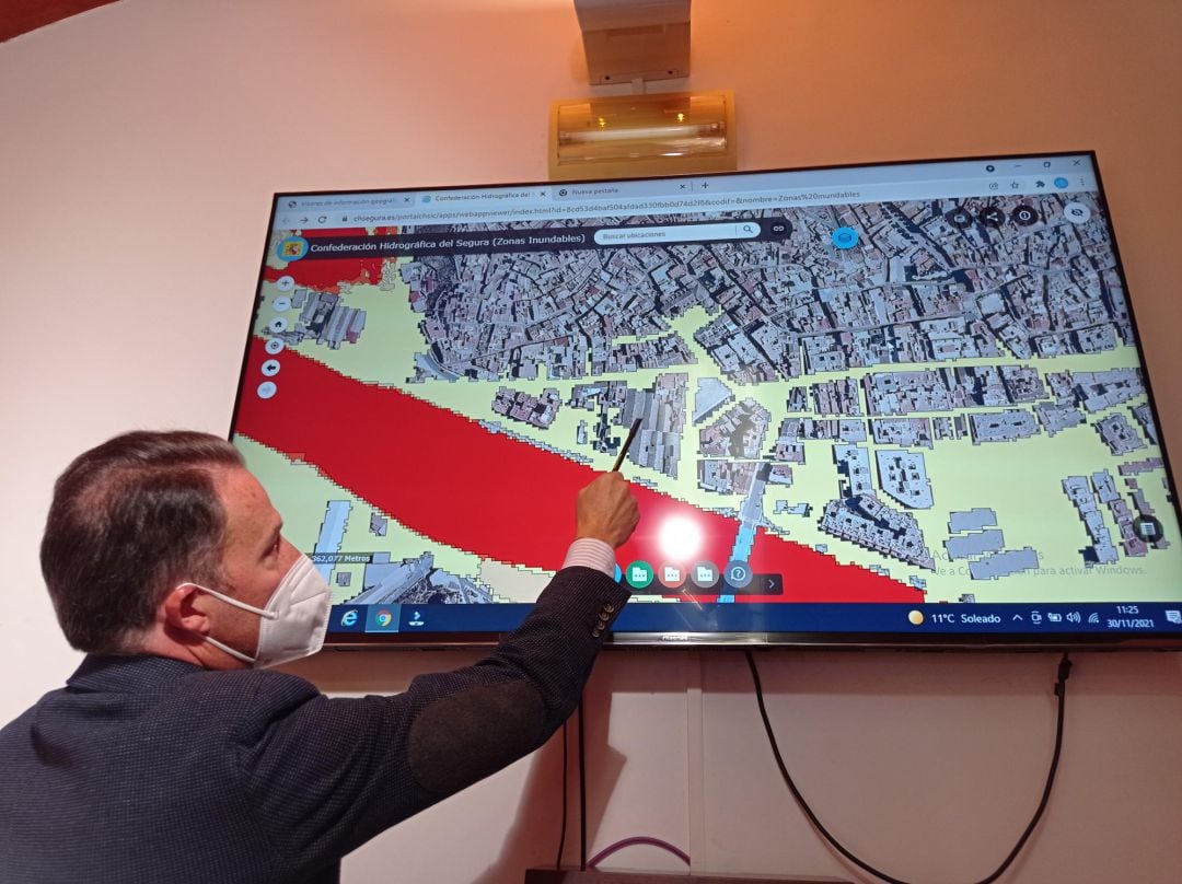 Fulgencio Gil, presidente del PP en Lorca ha mostrado el mapa de la web de CHS que parece ser que indica que para períodos de retorno de 50 años en adelante el solar del consultorio no se inundaría