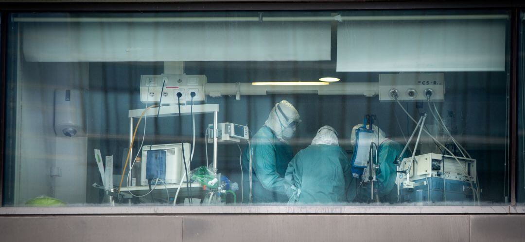 Varios sanitarios trabajando en un centro médico