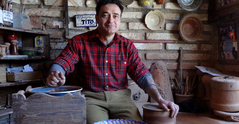 Juan Pablo Martínez Muñoz &#039;Tito&#039;, trabajando con el barro en su taller.