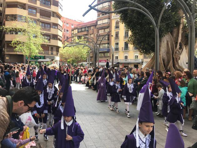 Los pequeños nazarenos reparten caramelos en la Plaza de Santo Domingo