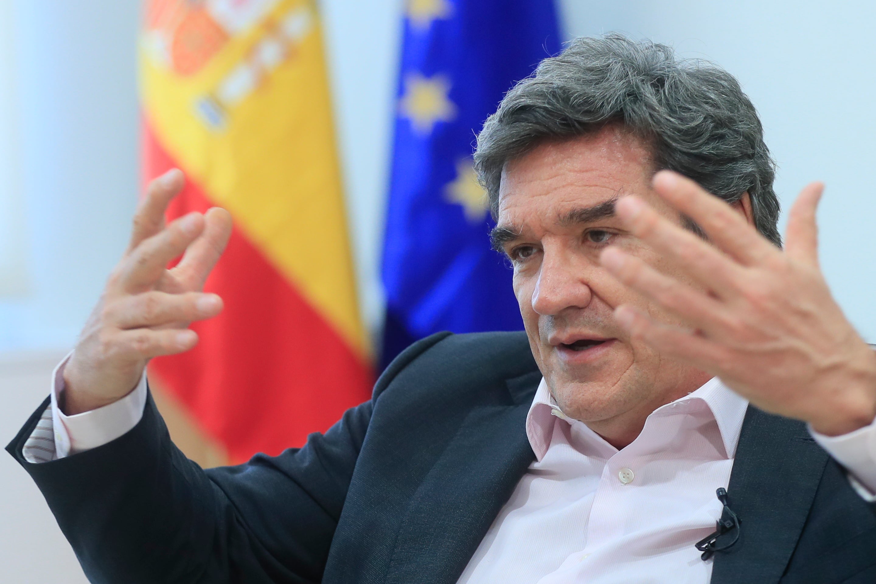 El ministro de Inclusión, Seguridad Social y Migraciones, José Luis Escrivá, defiende que la reforma del Reglamento de extranjería favorecerá que se cubran puestos de trabajo vacantes por falta de profesionales nacionales, lo que permitirá reactivar la economía