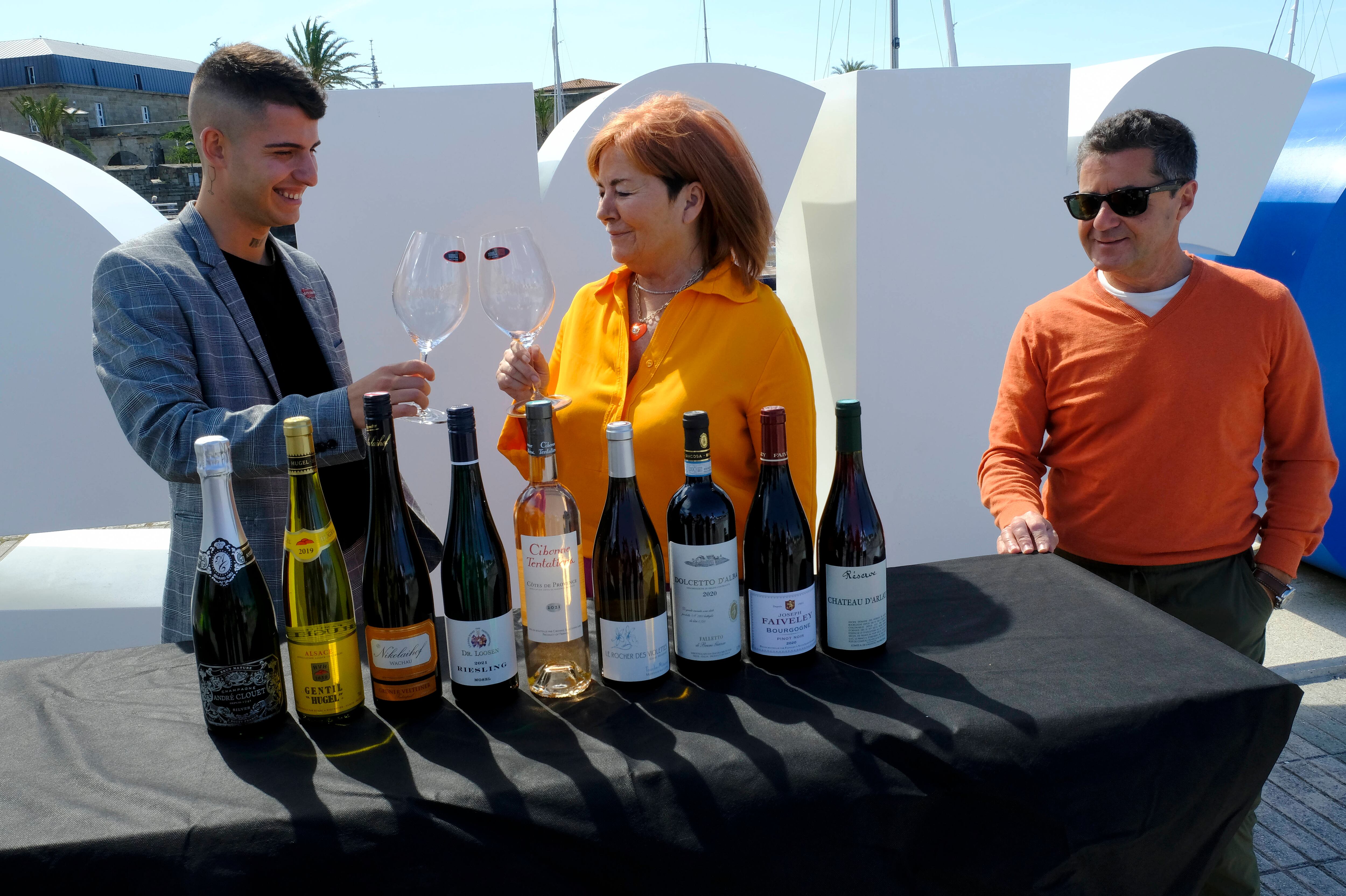 Los sumilleres Carlos G. Mor y Elvira Ameijeiras, a la izquierda, junto a Fernando Yáñez, director de Fevino