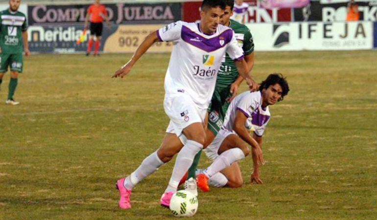 El jugador del Real Jaén, Trujillo, controla el balón durante el partido.