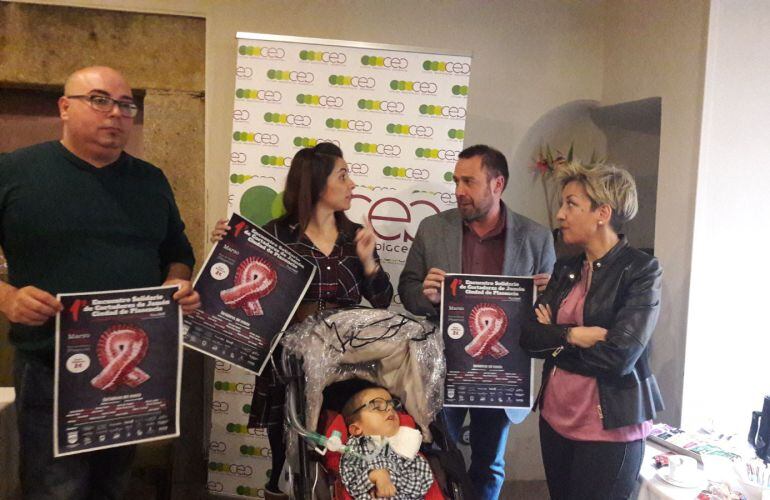 Felipe Gil (iz) junto a Raquel y Alberto Sánchez, representantes del círculo empresarial y el ayuntamiento durante la presentación del evento Jamón contra el AME