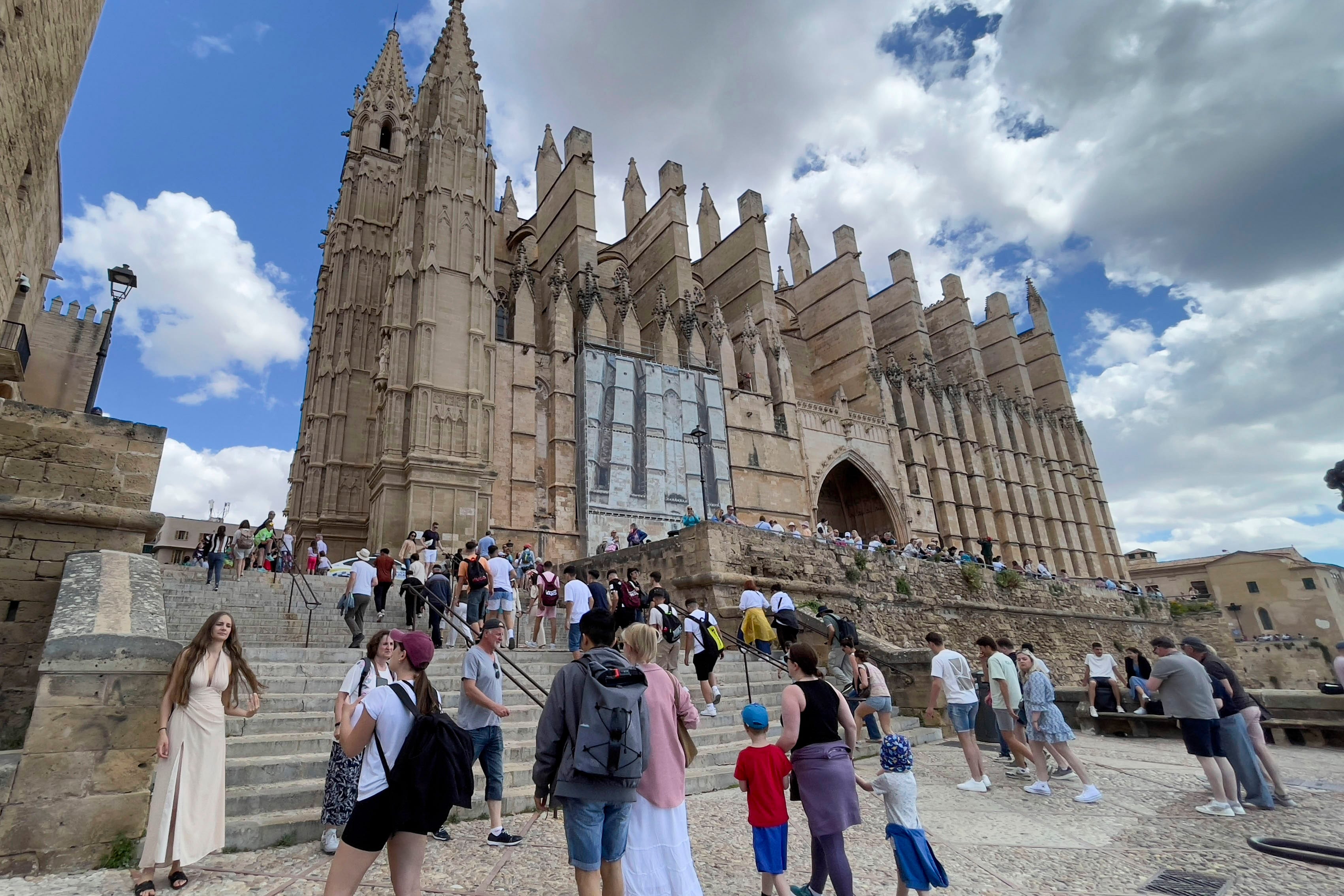 FOTODELDÍA PALMA DE MALLORCA, 29/04/2025.- Varios turistas visitan la Catedral de Mallorca. EFE/ Cati Cladera