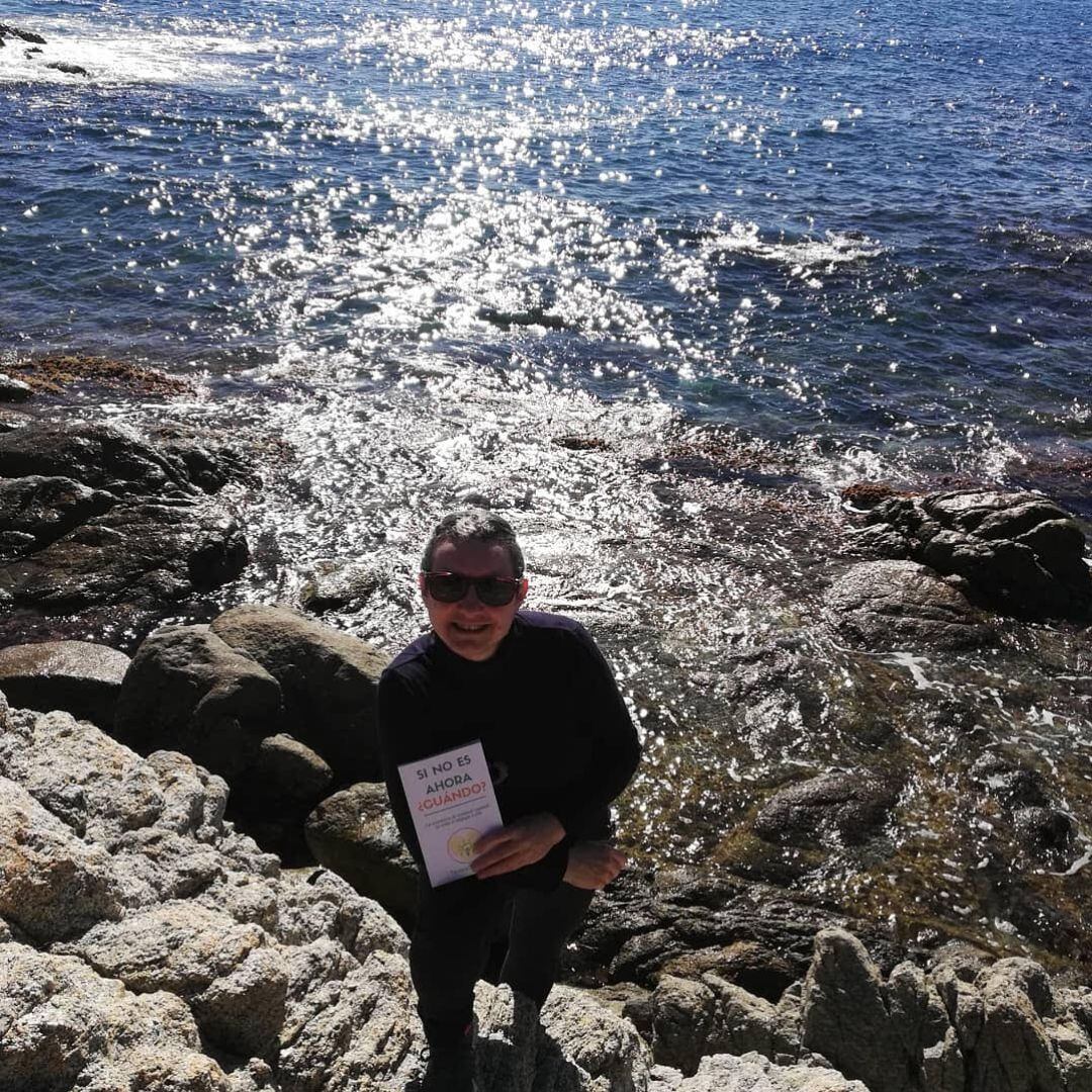 Teresa Sorroche amb el seu llibre "Si no es ahora, cuando?"