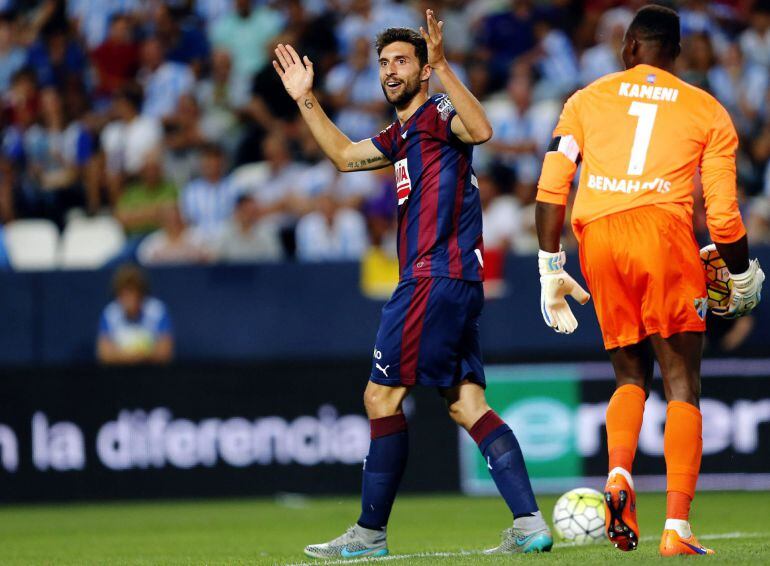GRA264. MÁLAGA, 13/09/2015.- El delantero del Eibar, Borja Bastón (i), protesta una jugada ante el guardameta camerunés del Málaga, Carlos Kameni, durante el encuentro correspondiente a la tercera jornada de Primera División, que disputan esta noche en el estadio de La Rosaleda en Málaga. EFE / Jorge Zapata.