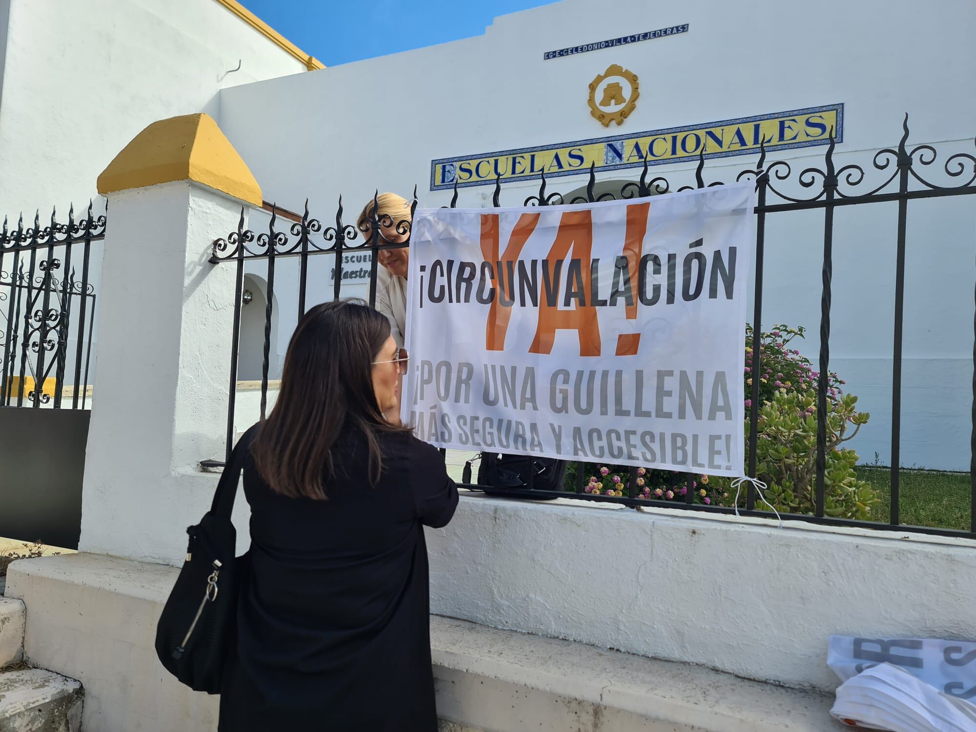 Vecinos de la travesía de Guillena cuelgan las pancartas pidiendo ‘Circunvalación Ya! Por una Guillena más segura y accesible’/Ayuntamiento Guillena