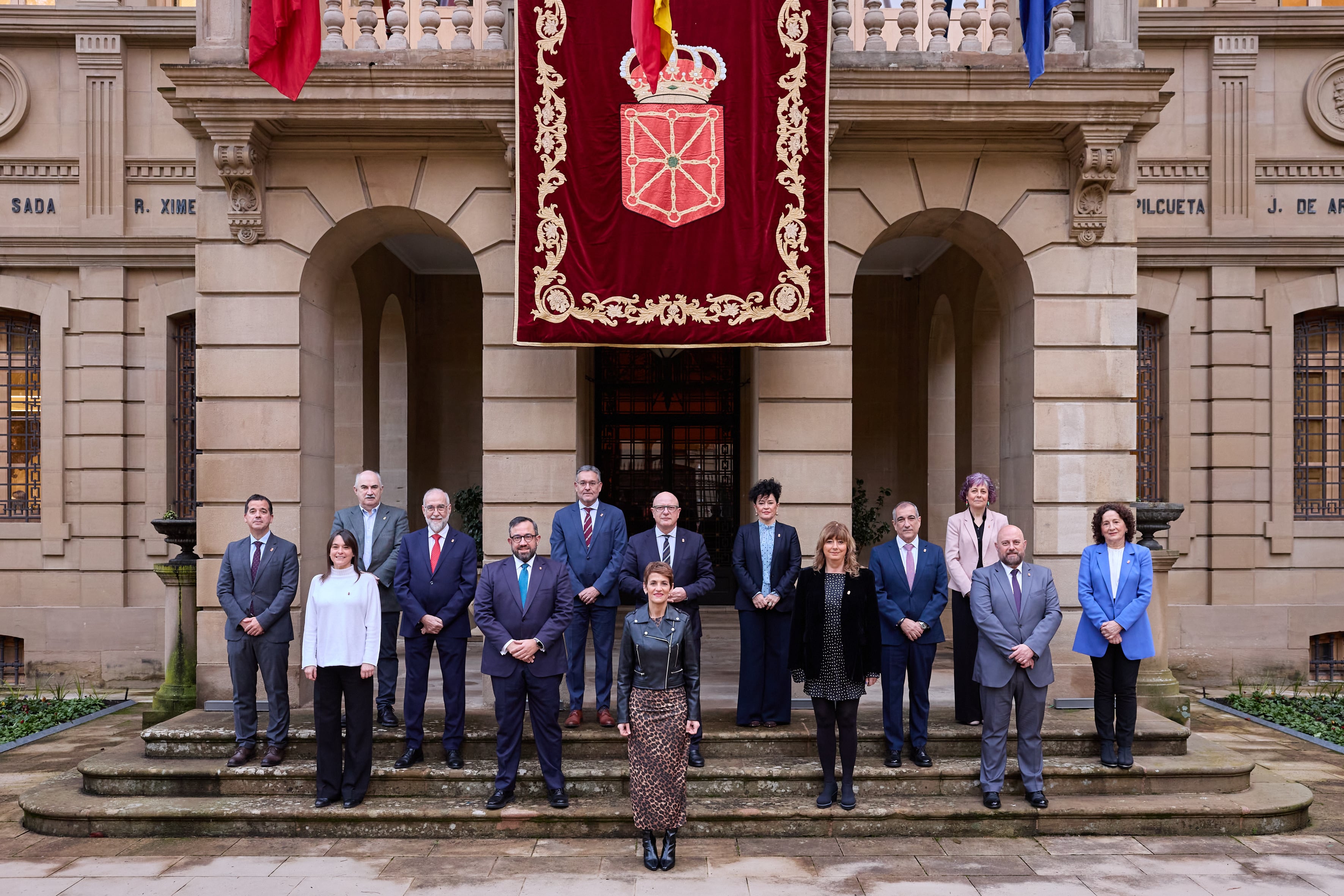 La presidenta y los consejeros y consejeras posan en las escalinatas del Palacio de Navarra