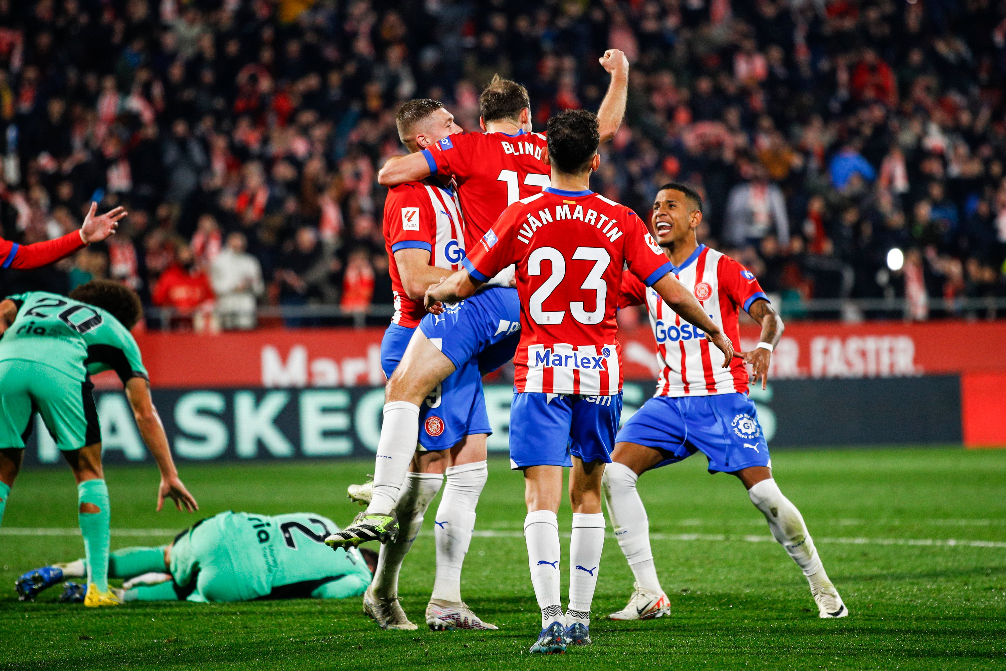 Los jugadores del Girona celebran el gol de Iván Martín en el último minuto.