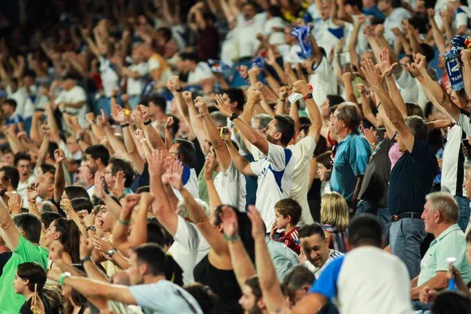 La afición del Real Zaragoza celebra el gol de la victoria al Valladolid