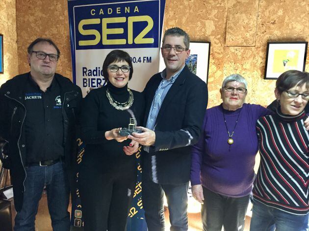 la premiada recibe el galardón