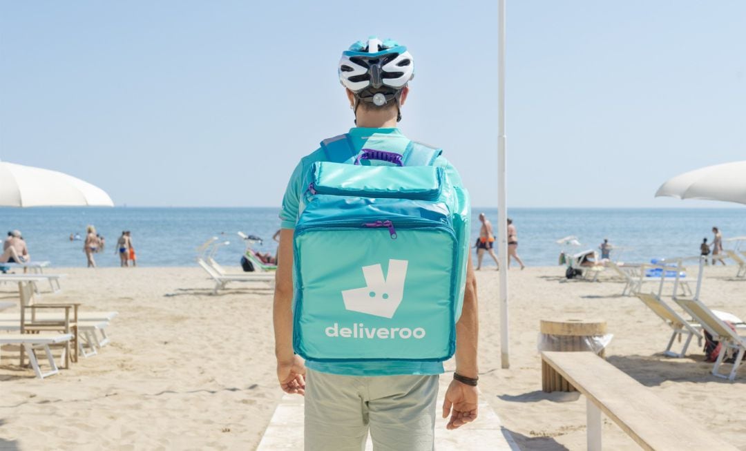 Archivo - Repartidor de Deliveroo en la playa