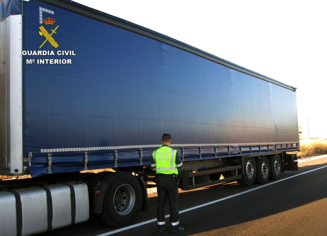 Un agente inspecciona el camión en la A-7