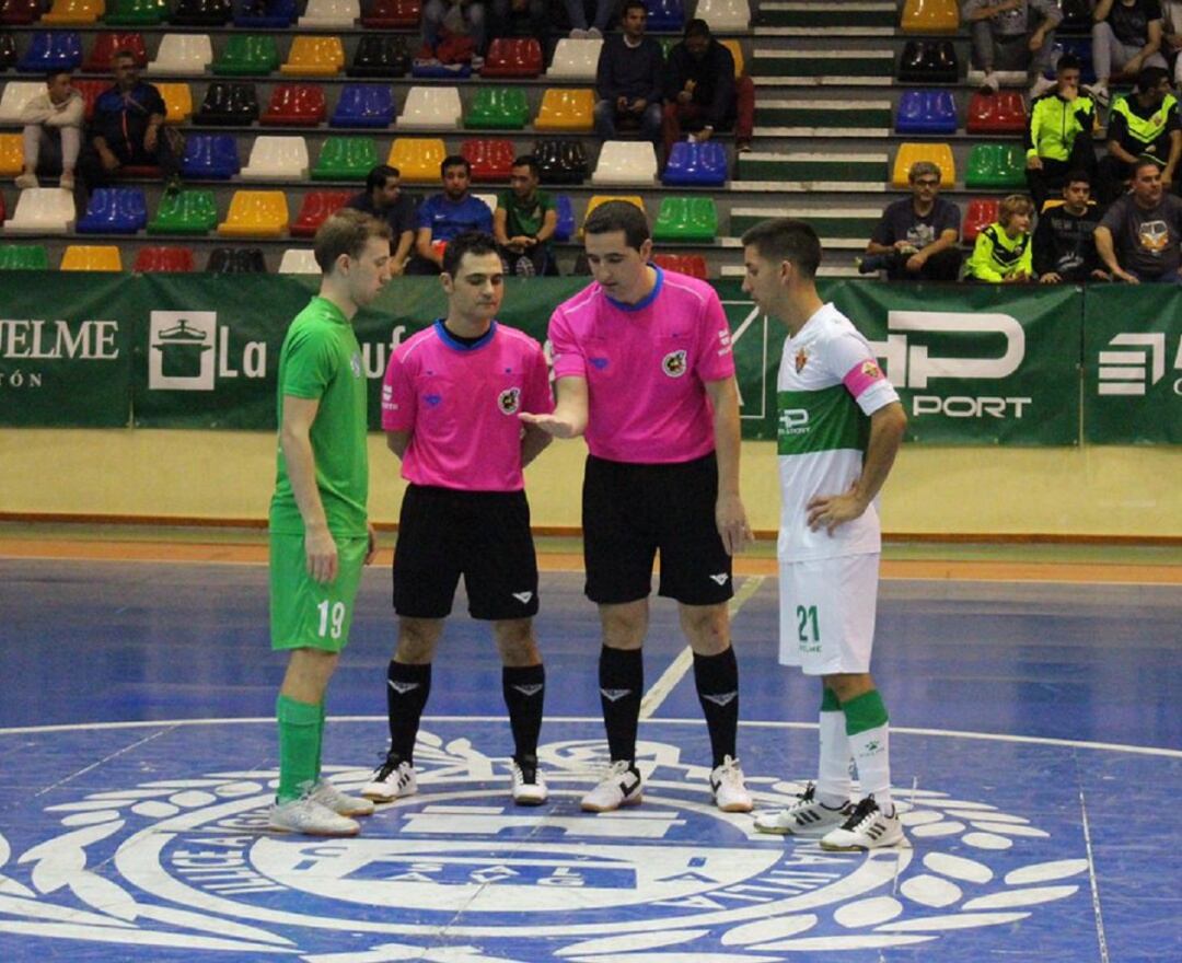 Santi y Kiwi presencian el sorteo previo al inicio del partido entre el Santiago FS y el Elche