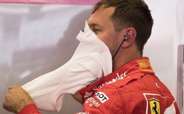 Vettel se quita la protección de la cabeza durante la carrera en Austin