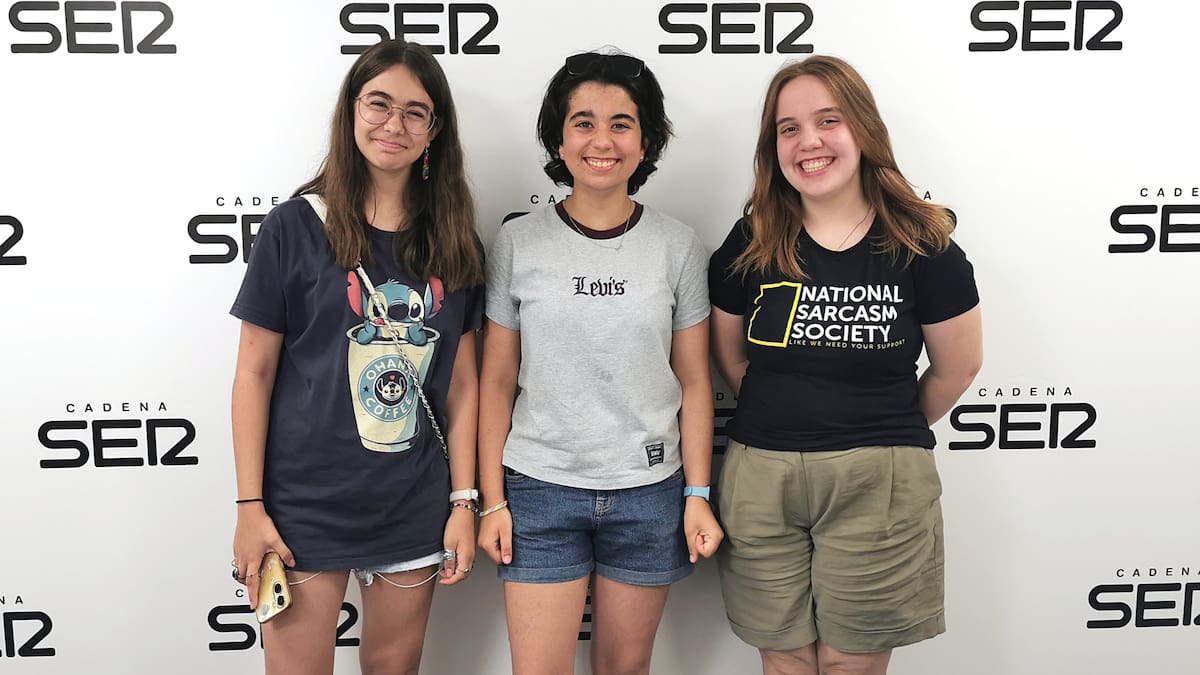 Inés Giner, Eva Pey y Lucía Ruiz, miembros del Club de lectura para jóvenes de 13 a 15 años de la Librería 80 Mundos, en Hoy por Hoy Alicante (2025-07-17)