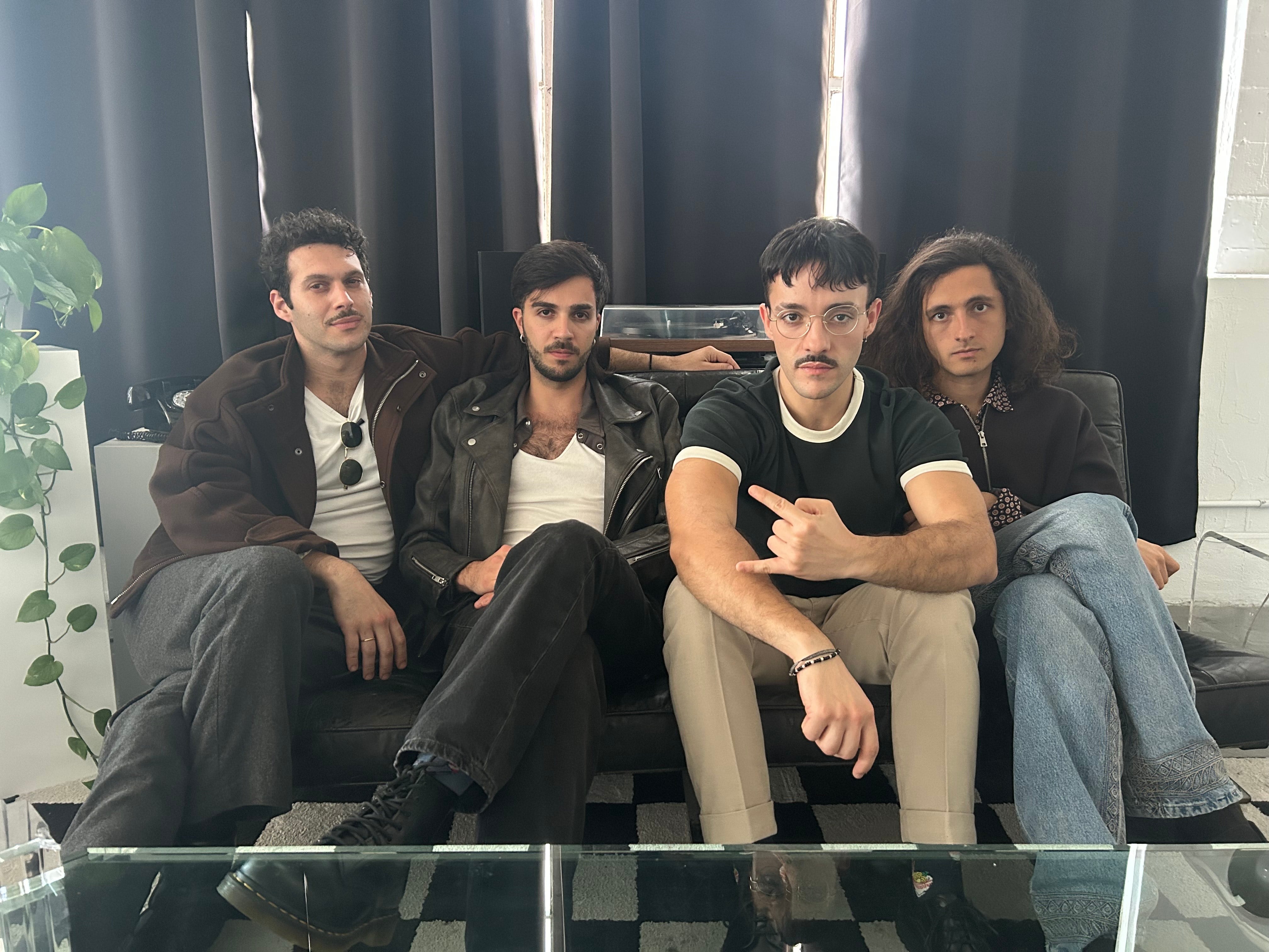 AME4654. LOS ÁNGELES (ESTADOS UNIDOS), 02/04/2025.- Desde la izquierda, Jota Mercader, Dani Sánchez, Pepe Esteban y Antonio García, Integrantes de la Banda Arde Bogotá, posan durante una entrevista con EFE este lunes, en Los Ángeles, California (Estados Unidos). La banda de rock alternativo español Arde Bogotá no imaginó "ni en los mejores sueños" que su música los llevaría a Estados Unidos, pero en un revivir de sensaciones del pasado debutarán este miércoles en Los Ángeles para ayudar a los afectados por los devastadores fuegos que afectaron recientemente al sur de California. EFE/ Mikaela Viqueira