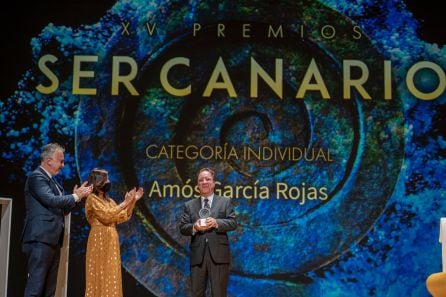 Amós García Rojas recibiendo su estatuilla de manos del Presidente de Canarias, Ángel Víctor Torres, y la directora de la Cadena SER en Canarias, Lourdes Santana