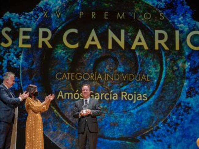 Amós García Rojas recibiendo su estatuilla de manos del Presidente de Canarias, Ángel Víctor Torres, y la directora de la Cadena SER en Canarias, Lourdes Santana