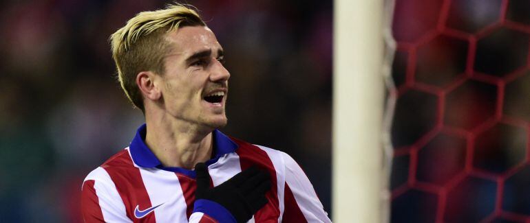 Atletico Madrid&#039;s French forward Antoine Griezmann celebrates after scoring a goal during the Spanish League football match Atletico de Madrid vs Rayo Vallecano at Vicente Calderon stadium in Madrid on January 24, 2015. AFP PHOTO / JAVIER SORIANO