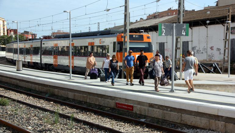 Un tren de la línia R-16 a Tortosa