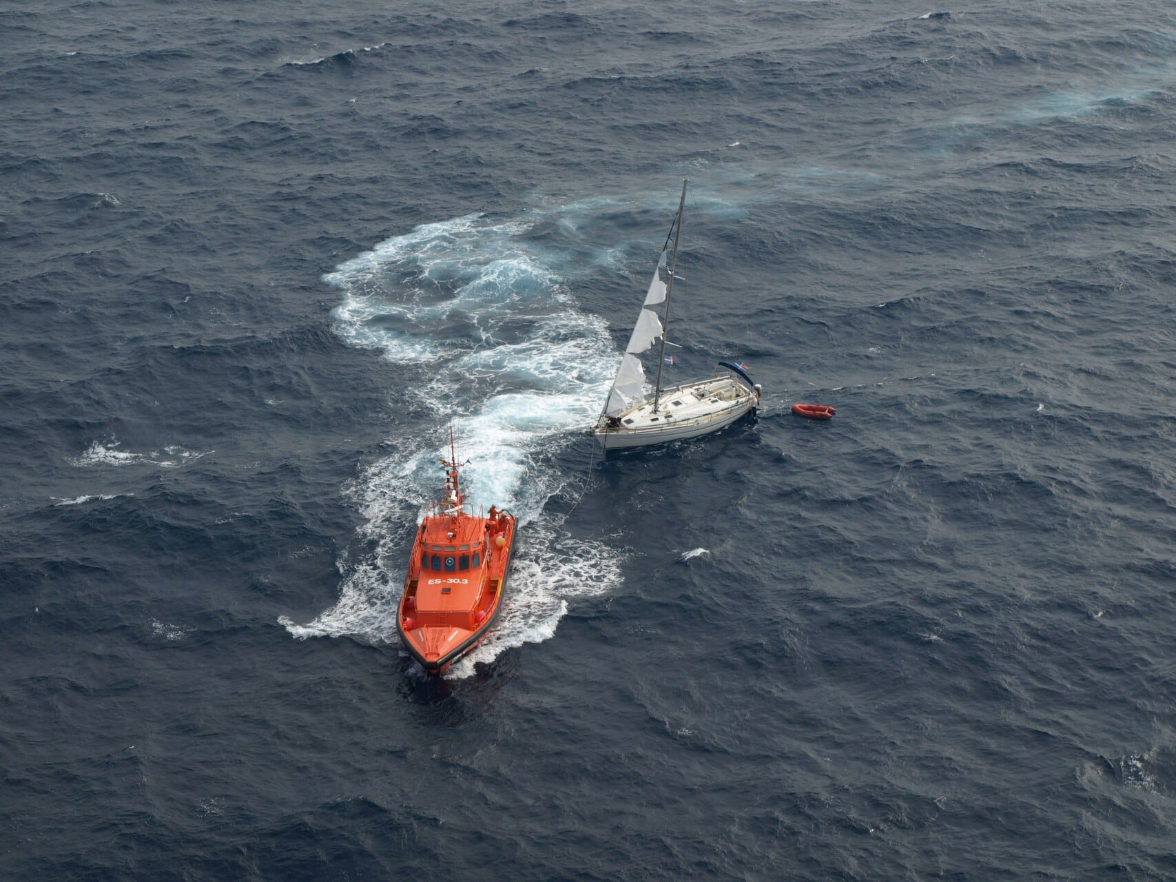 Salvamento Marítimo atiende a una nave que tiene una emergencia en alta mar